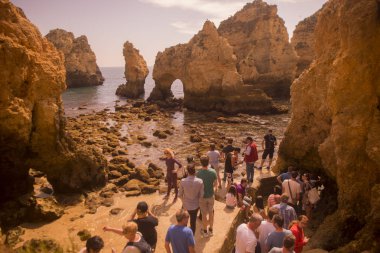 Ponta da Piedade Portekiz kayalar bir manzaraya 