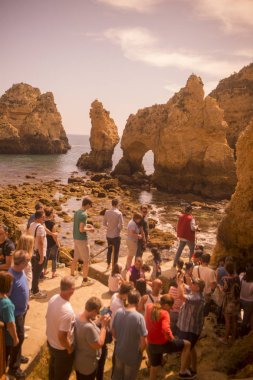 Ponta da Piedade Portekiz kayalar bir manzaraya 