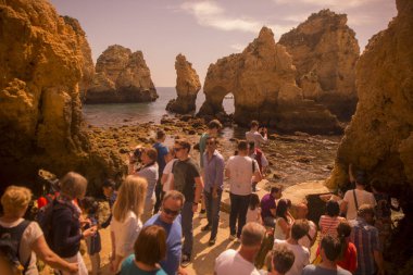 Ponta da Piedade Portekiz kayalar bir manzaraya 