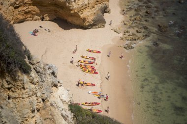 Ponta da Piedade Portekiz kayalar bir manzaraya 