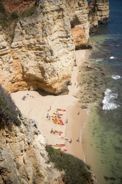 Ponta da Piedade Portekiz kayalar bir manzaraya 
