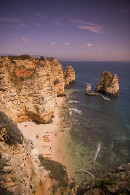 Ponta da Piedade Portekiz kayalar bir manzaraya 
