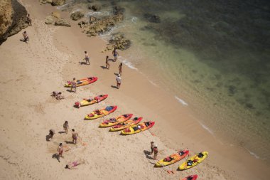 Ponta da Piedade Portekiz kayalar bir manzaraya 