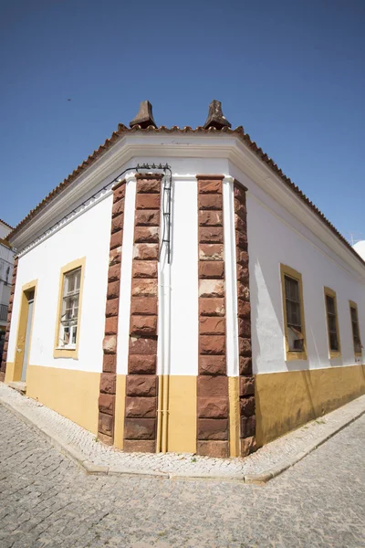 Une ruelle dans la vieille ville de Silves au Portugal — Photo