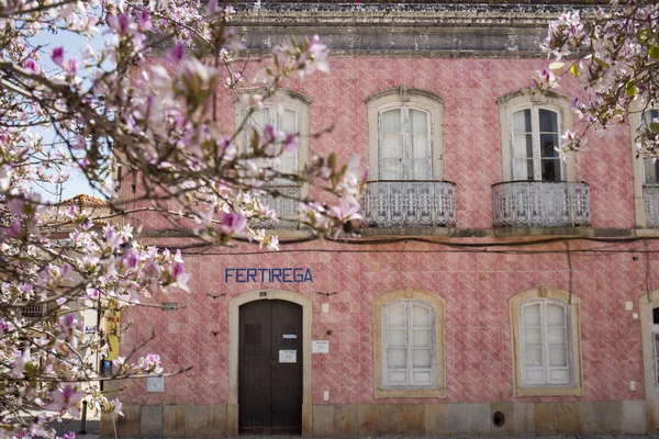 Старый дом в городе Силвиш в Португалии — стоковое фото