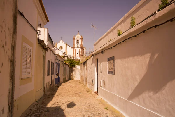 Um beco na cidade velha de Silves em Portugal — Fotografia de Stock