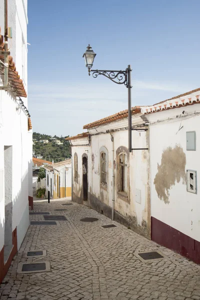 Un callejón en el casco antiguo de Silves en Portugal — Foto de Stock