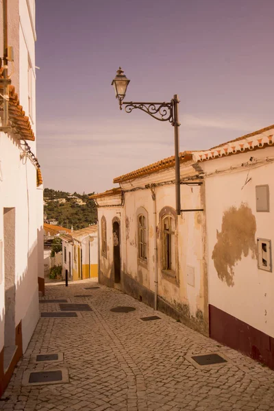 Un callejón en el casco antiguo de Silves en Portugal —  Fotos de Stock