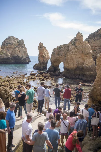 Ponta da Piedade Portekiz kayalar bir manzaraya 