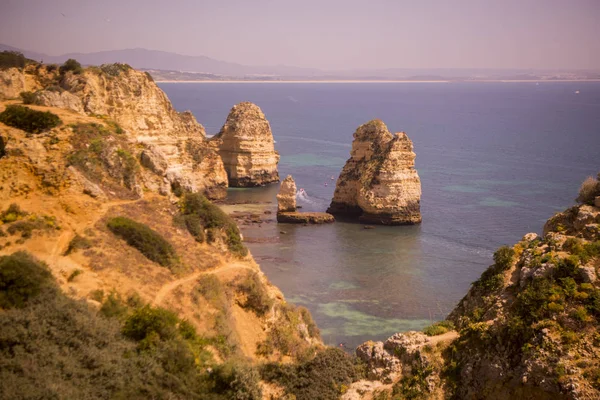 Ponta da Piedade Portekiz kayalar bir manzaraya 