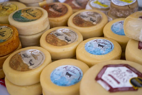 Queso en el mercadotodo en el casco antiguo de Loule — Foto de Stock