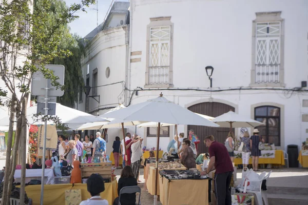 bir salonu Cumartesi piyasada Loule şehir ile