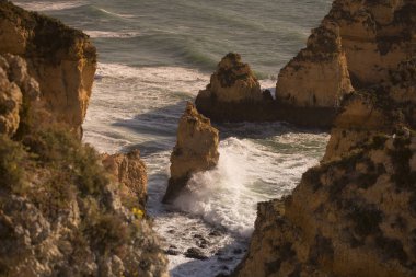 Ponta da Piedade Portekiz kayalar bir manzaraya 