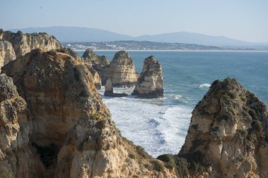 Ponta da Piedade Portekiz kayalar bir manzaraya 