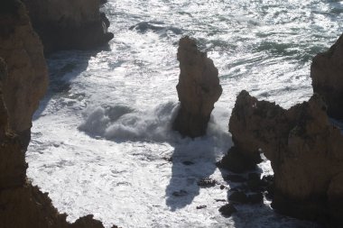 Ponta da Piedade Portekiz kayalar bir manzaraya 