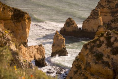 Ponta da Piedade Portekiz kayalar bir manzaraya 
