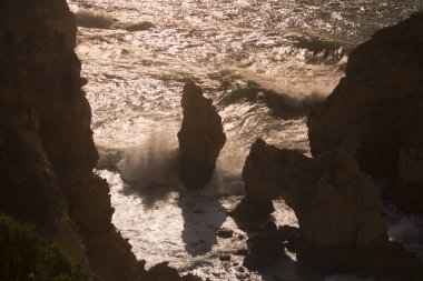 Ponta da Piedade Portekiz kayalar bir manzaraya 