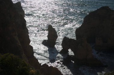 Ponta da Piedade Portekiz kayalar bir manzaraya 