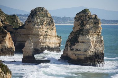 Ponta da Piedade Portekiz kayalar bir manzaraya 