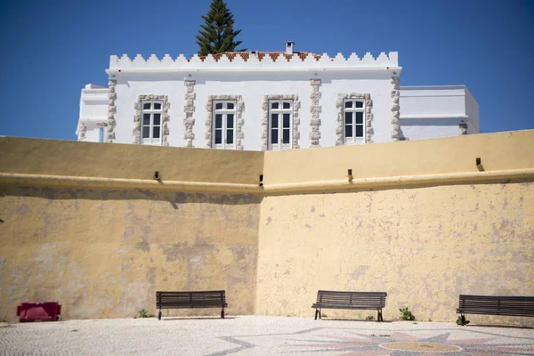 Le château ou fort dans le village de Luz au Portugal — Photo