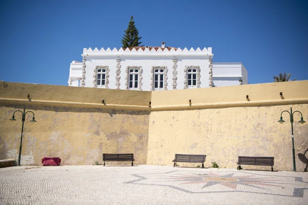 Le château ou fort dans le village de Luz au Portugal — Photo