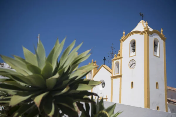 La iglesia en el pueblo de Luz en Portugal — Foto de Stock