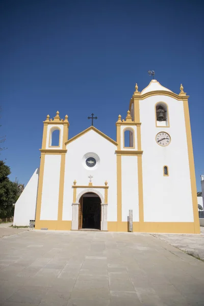 De kerk in het dorp Luz in Portugal — Stockfoto