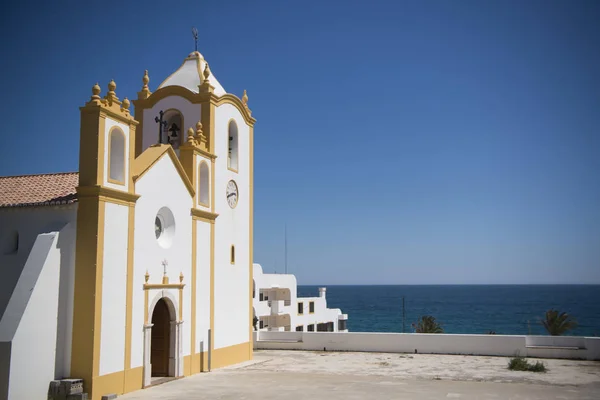 La chiesa nel villaggio di Luz in Portogallo — Foto Stock