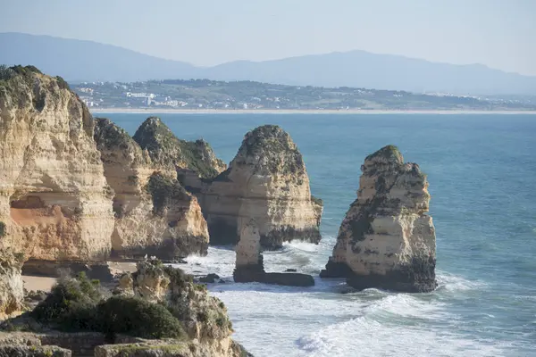 Ponta da Piedade Portekiz kayalar bir manzaraya 