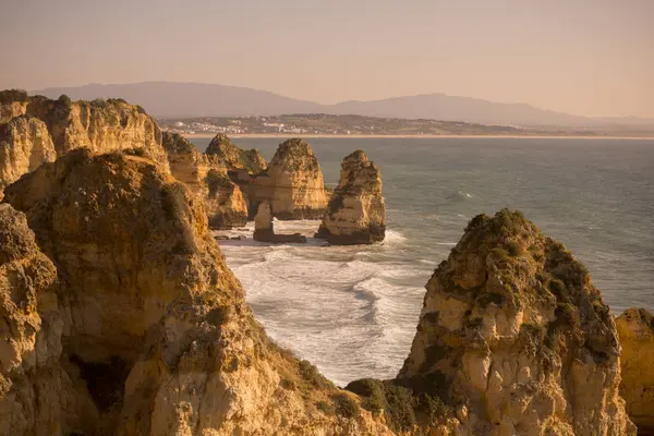 Ponta da Piedade Portekiz kayalar bir manzaraya 