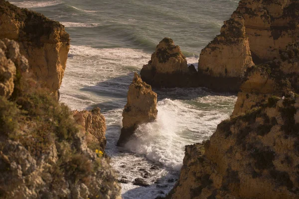 Ponta da Piedade Portekiz kayalar bir manzaraya — Stok fotoğraf