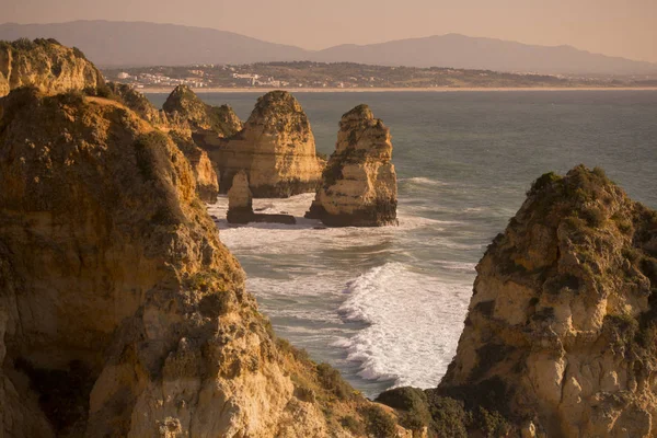 Ponta da Piedade Portekiz kayalar bir manzaraya 