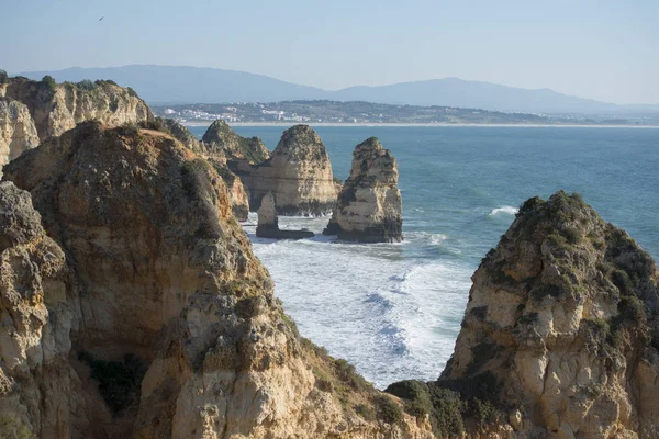 Ponta da Piedade Portekiz kayalar bir manzaraya 