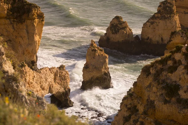 Eine landschaft an den felsen von ponta da piedade in portugal — Stockfoto