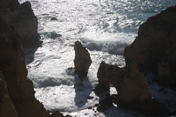 Ponta da Piedade Portekiz kayalar bir manzaraya 