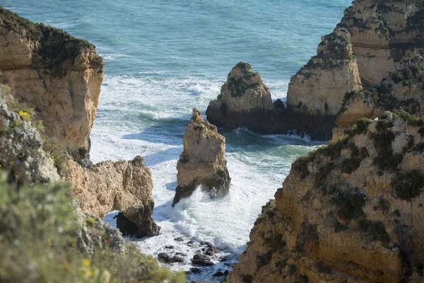 Ponta da Piedade Portekiz kayalar bir manzaraya 
