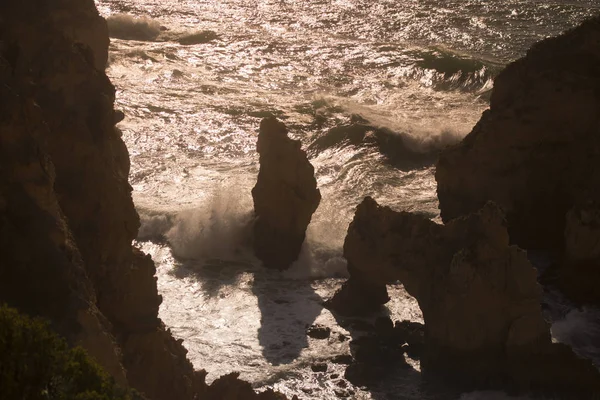 Ponta da Piedade Portekiz kayalar bir manzaraya 