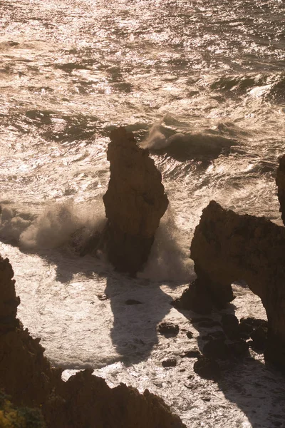 Ponta da Piedade Portekiz kayalar bir manzaraya 