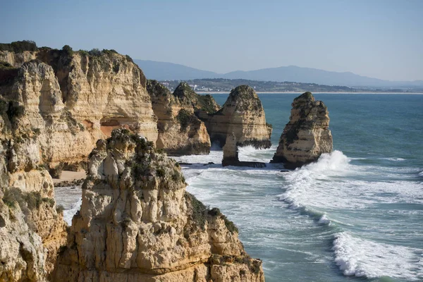 Ponta da Piedade Portekiz kayalar bir manzaraya 