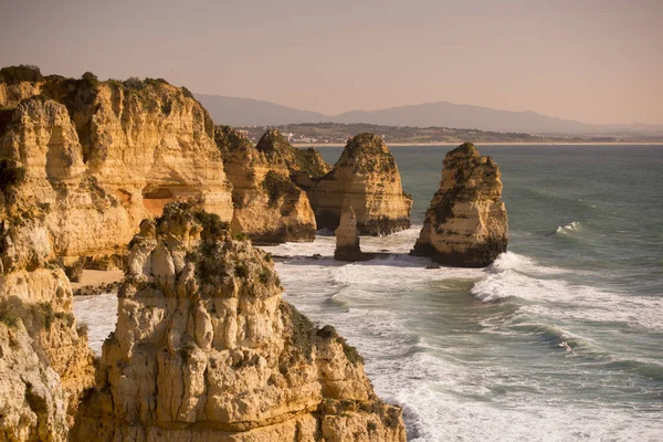 Ponta da Piedade Portekiz kayalar bir manzaraya 