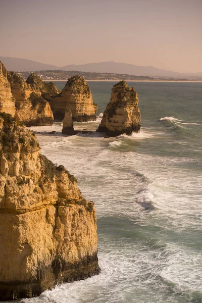 Ponta da Piedade Portekiz kayalar bir manzaraya 