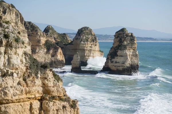 Ponta da Piedade Portekiz kayalar bir manzaraya 