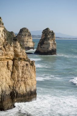 Ponta da Piedade Portekiz kayalar bir manzaraya 
