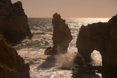 Ponta da Piedade Portekiz kayalar bir manzaraya 
