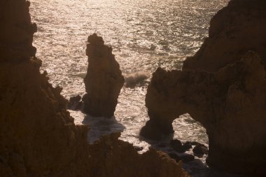 Ponta da Piedade Portekiz kayalar bir manzaraya 