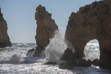 Ponta da Piedade Portekiz kayalar bir manzaraya 