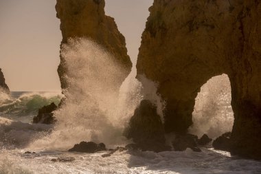 Ponta da Piedade Portekiz kayalar bir manzaraya 
