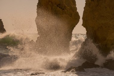 Ponta da Piedade Portekiz kayalar bir manzaraya 