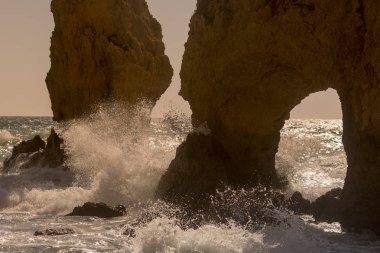 Ponta da Piedade Portekiz kayalar bir manzaraya 