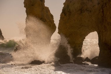 Ponta da Piedade Portekiz kayalar bir manzaraya 